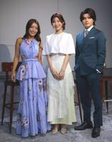 笑顔を見せる（左から）橋本梨菜、小倉ゆうか、スタンミじゃぱん（撮影・吉澤敬太）