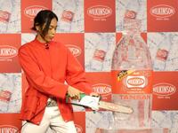チェーンソーでの氷削りを楽しむ菅田将暉