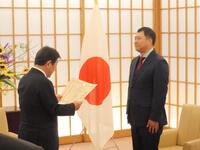 茂木敏充外務大臣（左）から委嘱状を渡されるとにかく明るい安村