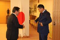 至近距離で「安心してください、はいてますよ」を披露するとにかく明るい安村（右）と、大ウケな様子の茂木敏充外務大臣