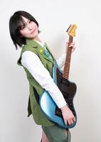 ポーズをとるラブでオネガイシマス。のさがすずか（撮影・石井剣太郎）