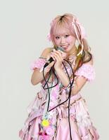 ポーズをとるラブでオネガイシマス。のののち（撮影・石井剣太郎）
