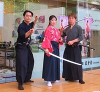 殺陣師の清水佳彦氏（右）、俳優の工藤宏二郎（左）と殺陣を披露した津吹みゆ