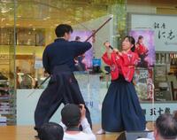新曲リリースイベントで殺陣を披露した津吹みゆ（右）