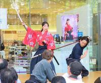 新曲リリースイベントで殺陣を披露した津吹みゆ（左）