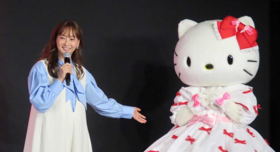 ハローキティの登場に喜ぶ藤本美貴（左）