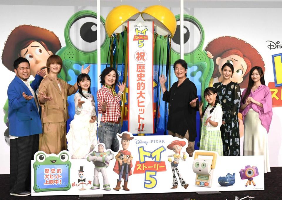歴史的大ヒットを喜ぶ（左から）松井ケムリ、佐野勇斗、白山乃愛、日下由美、唐沢寿明、天野叶愛、広瀬アリス、井上和（撮影・佐藤厚）
