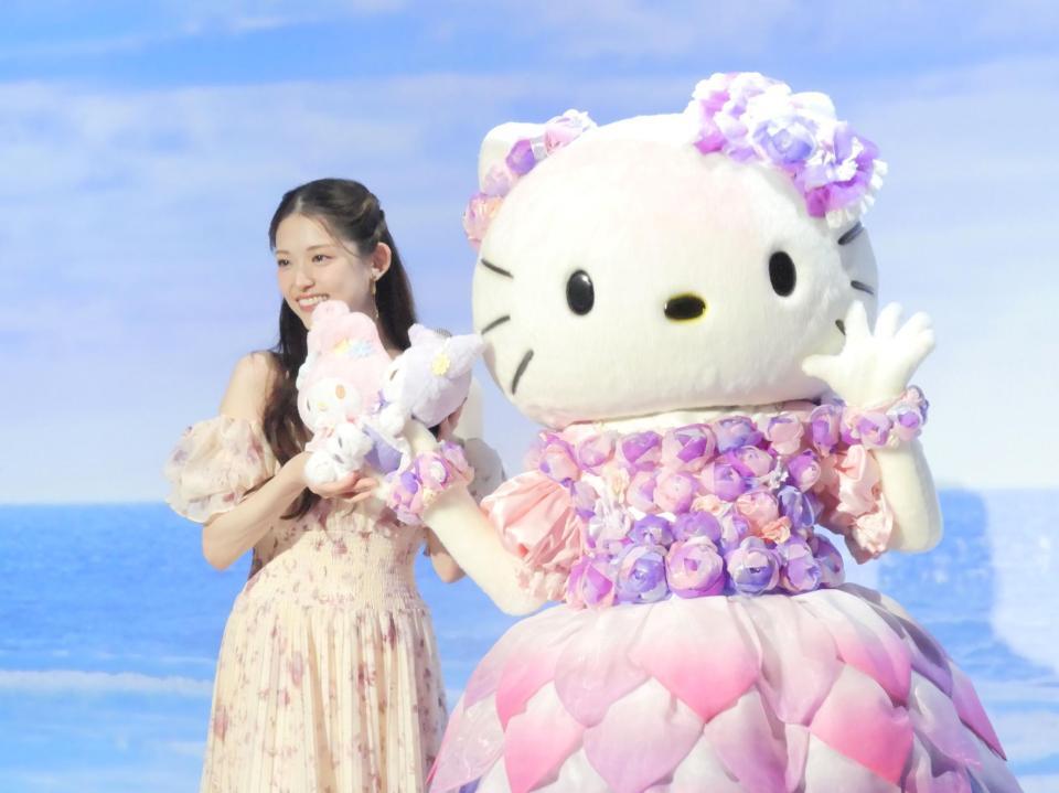 ハローキティ（右）からイベント限定ぬいぐるみをプレゼントされ笑顔の松村沙友理