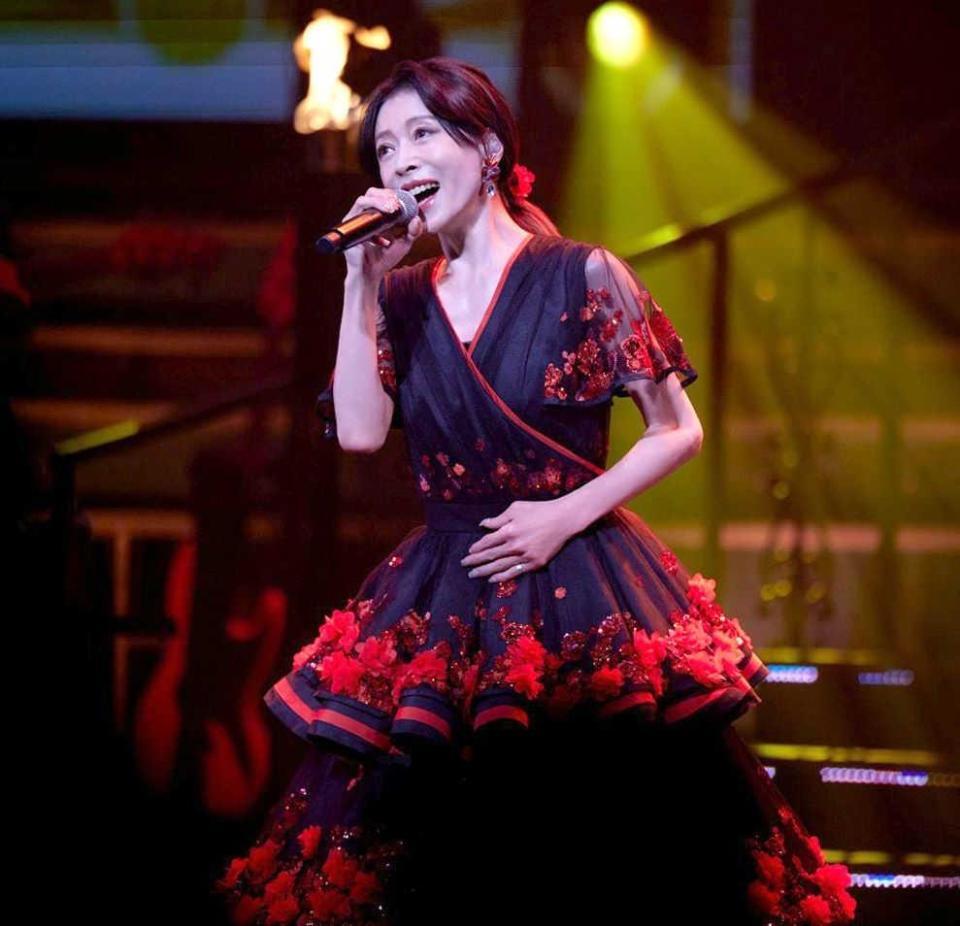 ドレス姿で熱唱する中森明菜（Ｃ）ＡＫＩＮＡ　ＮＡＫＡＭＯＲＩ．２０２６　（Ｃ）ＨＺ　ＶＩＬＬＡＧＥ　Ｉｎｃ．（撮影・彦坂栄治）