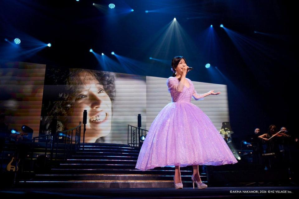 ドレスをまとって熱唱した中森明菜（Ｃ）ＡＫＩＮＡ　ＮＡＫＡＭＯＲＩ．２０２６　（Ｃ）ＨＺ　ＶＩＬＬＡＧＥ　Ｉｎｃ．（撮影・彦坂栄治）