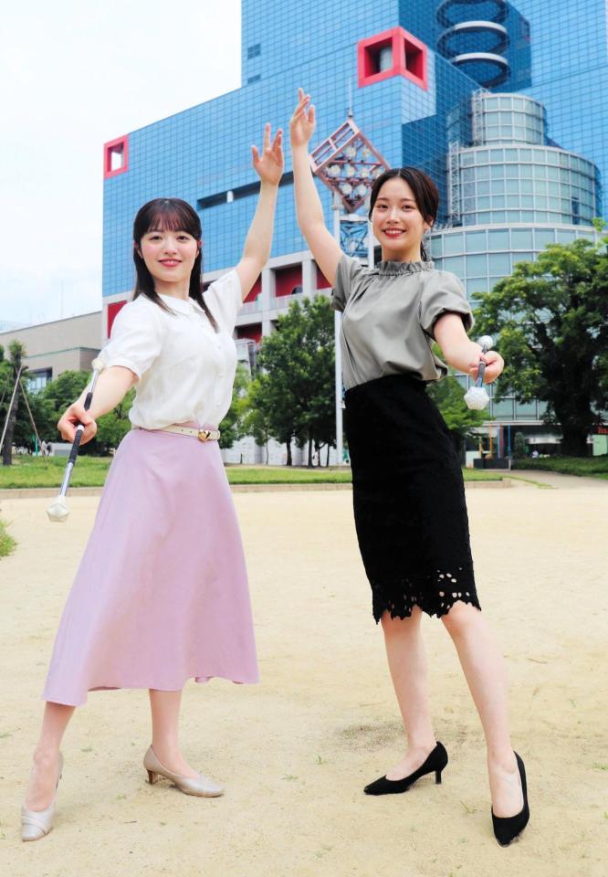 バトンを持ち、局舎をバックにポーズを決めるカンテレの柏原怜奈アナ（左）、橋本和花子アナ