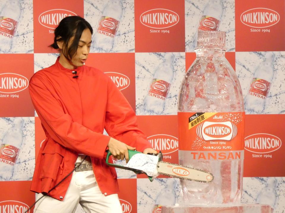チェーンソーでの氷削りを楽しむ菅田将暉
