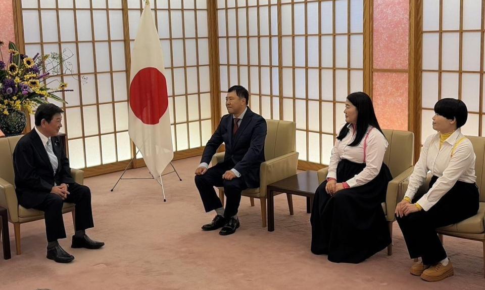 委嘱式に出席した（左から）茂木敏充外務大臣、とにかく明るい安村、ガンバレルーヤ・よしこ、まひる