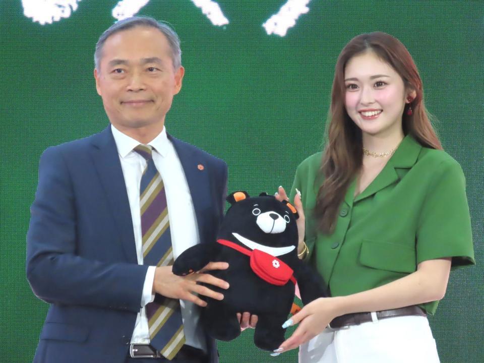 台湾エクセレンスパビリオンスペシャルトークイベントに出席したゆうちゃみ（右）