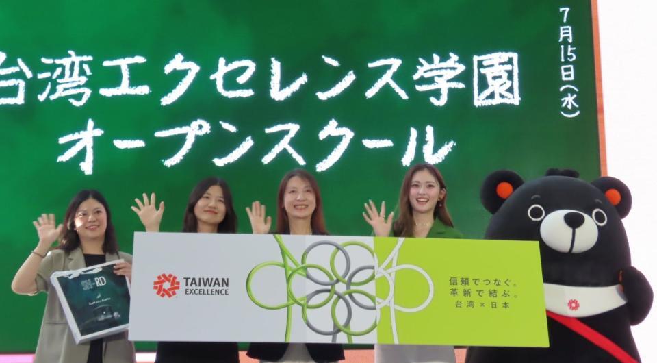 台湾エクセレンススペシャルトークイベントに出席したゆうちゃみ（左から４人目）