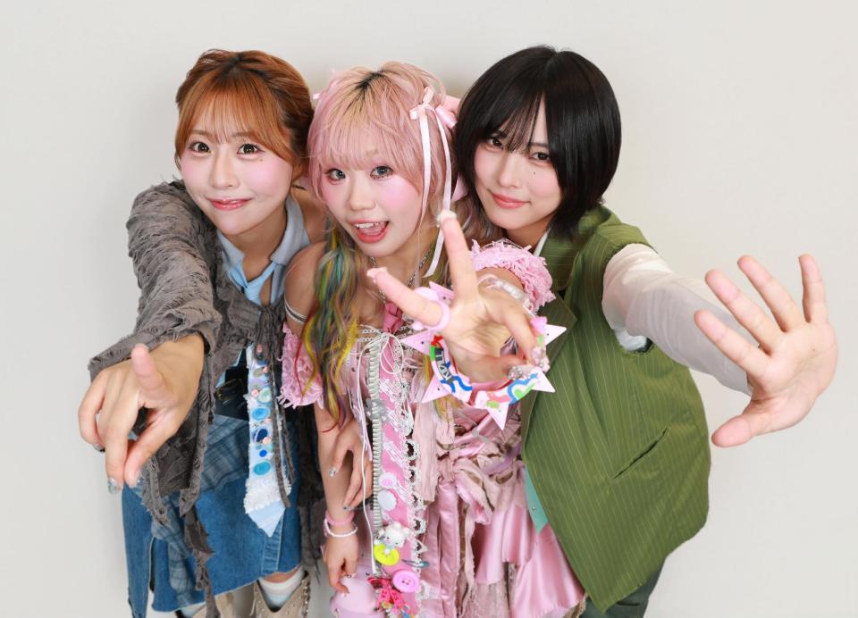 ポーズをとるラブでオネガイシマス。の（左から）蒼井羽音、ののち、さがすずか（撮影・石井剣太郎）