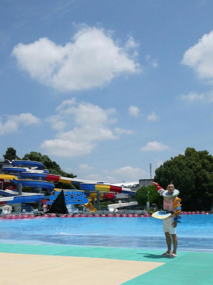 看板の幕が引っかかっていると指摘するオードリー・春日俊彰