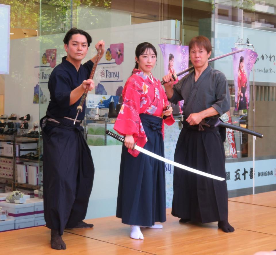 殺陣師の清水佳彦氏（右）、俳優の工藤宏二郎（左）と殺陣を披露した津吹みゆ