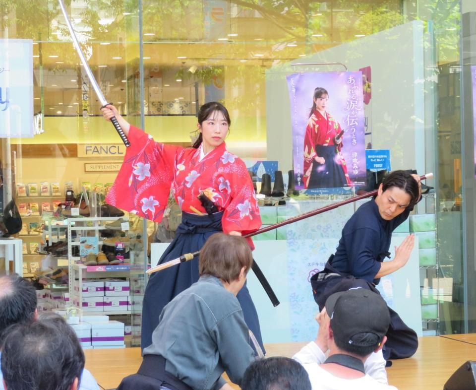 新曲リリースイベントで殺陣を披露した津吹みゆ（左）