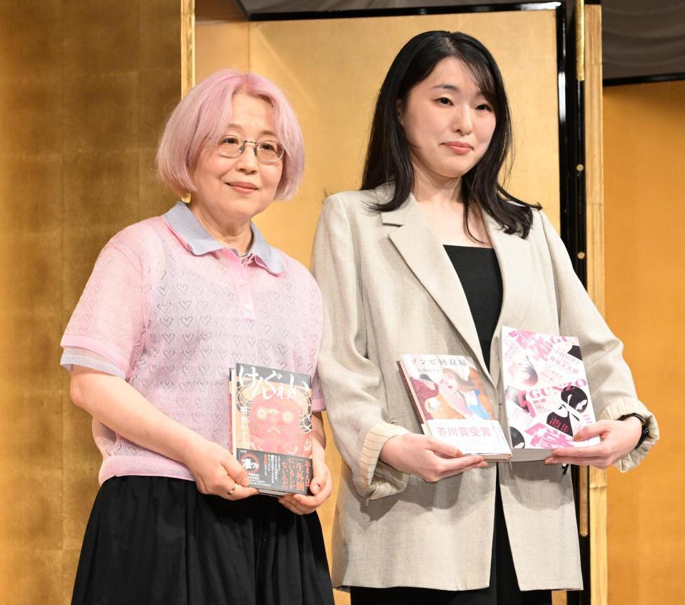「けんぐゎい」で直木賞を受賞した朝倉かすみさん（左）と「ゾンビ回収婦」で芥川賞を受賞した小砂川チトさん（撮影・堀内翔）