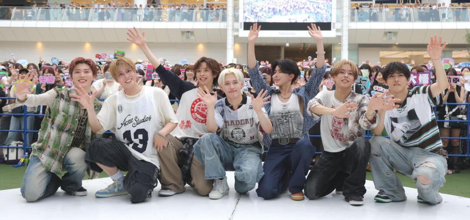 集まったファンと共にデビューを喜ぶＴＡＧＲＩＧＨＴの（左から）西山智樹、前田大輔、小林大悟、今井魁里、岸波志音、若松世真、ジェイ（撮影・吉澤敬太）