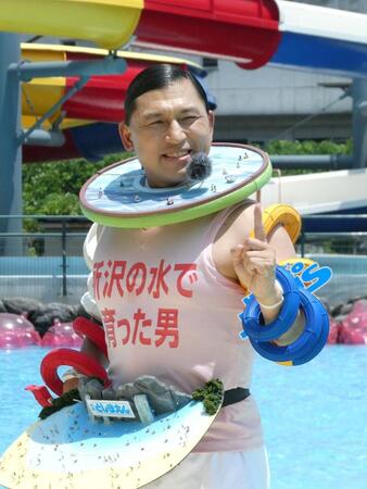 「トゥース！」のポーズを決めるオードリー・春日俊彰