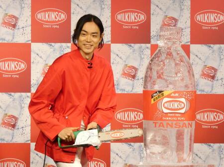 チェーンソーでの氷削りを楽しむ菅田将暉