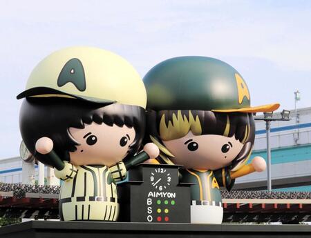 甲子園駅前に設置された２体の“巨大あいみょん”