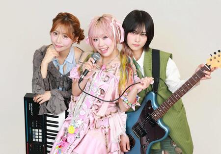 　ポーズをとるラブでオネガイシマス。の（左から）蒼井羽音、ののち、さがすずか（撮影・石井剣太郎）