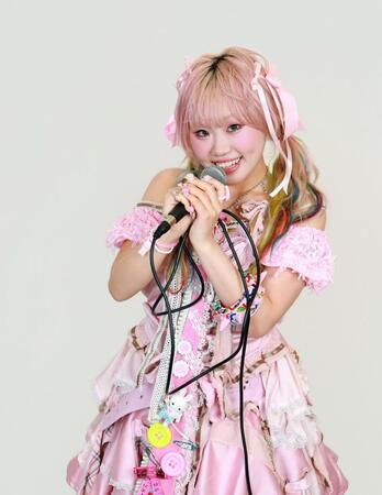 ポーズをとるラブでオネガイシマス。のののち（撮影・石井剣太郎）