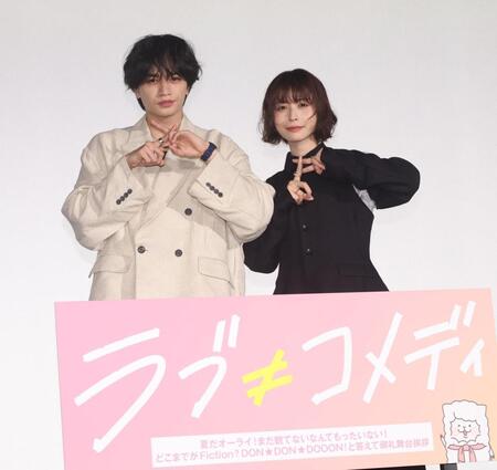 ポーズを決める中島健人（左）と長濱ねる＝東京・ユナイテッド・シネマ豊洲（撮影・佐々木彰尚）