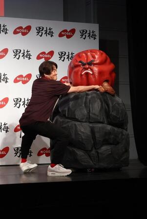 イベントそっちのけで「男梅蔵」とグータッチをして楽しむネプチューン・堀内健＝恵比寿ガーデンルーム