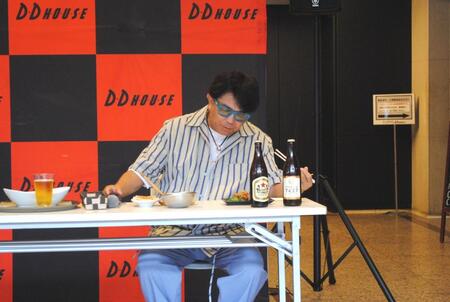 食事を楽しむ前田耕陽