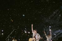 歓声に応えるあいみょん（撮影・永峰拓也）