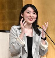 芥川賞を受賞して喜びを語る小砂川チトさん（撮影・堀内翔）