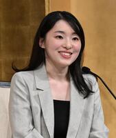 芥川賞を受賞して喜びを語る小砂川チトさん（撮影・堀内翔）
