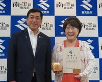 薩摩大使の委嘱式に出席した川中美幸（右）と塩田康一鹿児島県知事