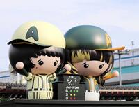 甲子園駅前に設置された２体の“巨大あいみょん”