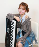 ポーズをとるラブでオネガイシマス。の蒼井羽音（撮影・石井剣太郎）