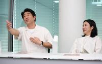 記者の質問に身ぶり手ぶり、時には笑いもまじえて答える原口あきまさ（左）とミラクルひかる（撮影・坂部計介）