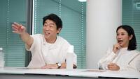 記者の質問に身ぶり手ぶり、時には笑いもまじえて答える原口あきまさ（左）とミラクルひかる（撮影・坂部計介）