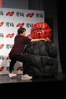 イベントそっちのけで「男梅蔵」とグータッチをして楽しむネプチューン・堀内健＝恵比寿ガーデンルーム
