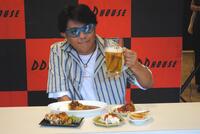 ジョッキを持つ前田耕陽