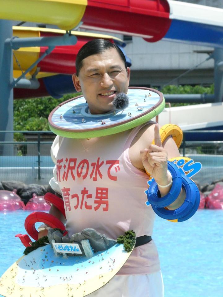 「トゥース！」のポーズを決めるオードリー・春日俊彰