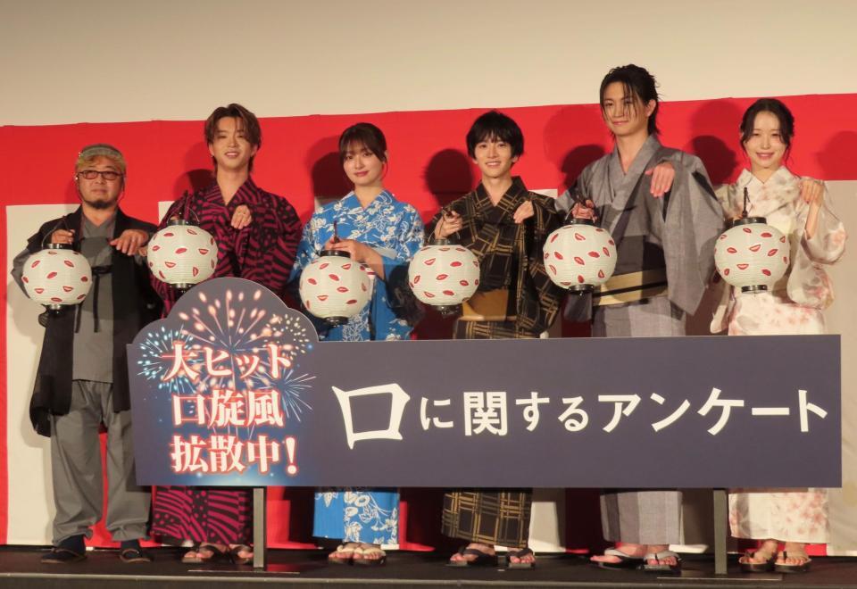 （左から）清水崇監督、森愁斗、吉川愛、板垣李光人、綱啓永、ＭＯＭＯＫＡ