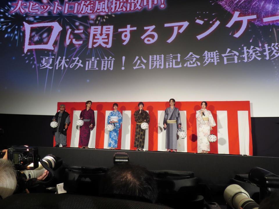 （左から）清水崇監督、森愁斗、吉川愛、板垣李光人、綱啓永、ＭＯＭＯＫＡ