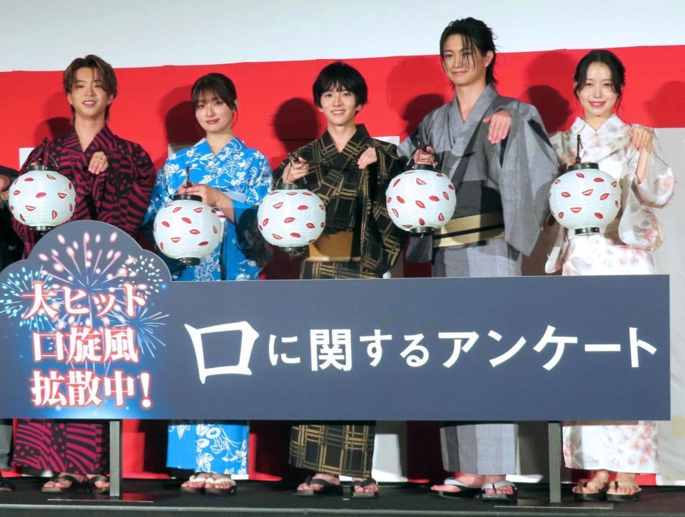 （左から）森愁斗、吉川愛、板垣李光人、綱啓永、ＭＯＭＯＫＡ