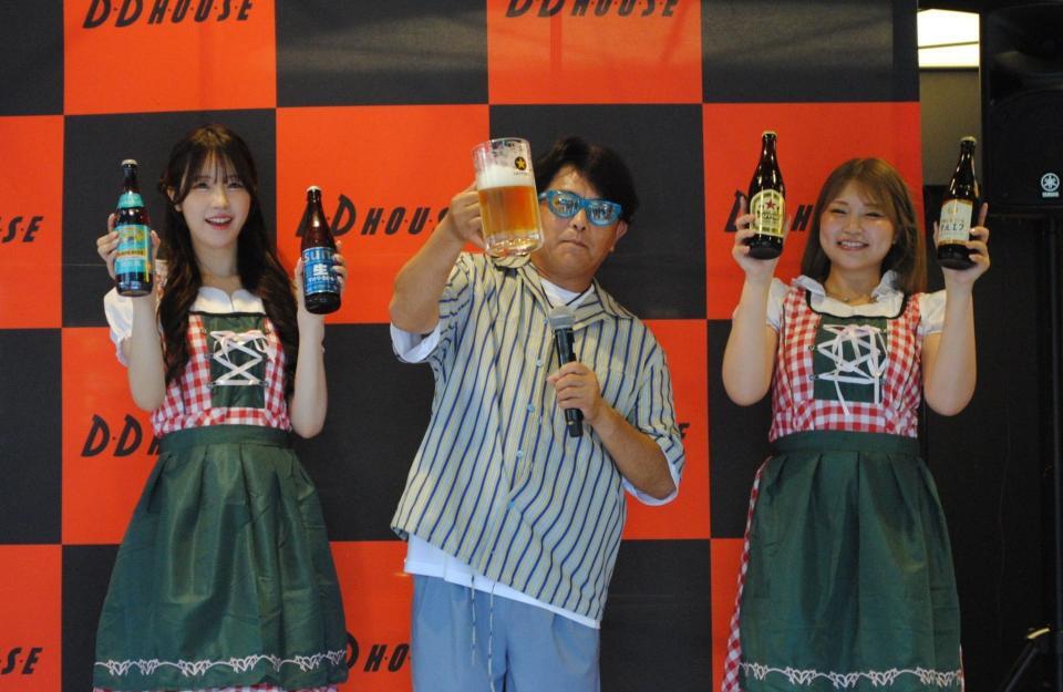 ビアガールとともに乾杯する前田耕陽（中央）