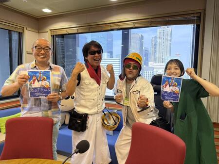 （左から）ポーズを取る山本浩之アナ、ＴあんどＴのＴｏｓｈｉ君、Ｔｏｊｉ君、藤林アナ