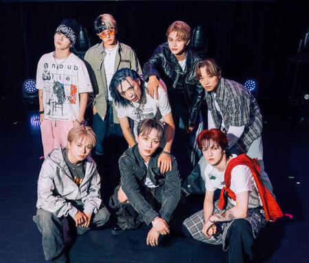 ファイナル公演のステージに臨むＯＮＥ　ＯＲ　ＥＩＧＨＴの（前列左から）ＴＡＫＥＲＵ、ＹＵＧＡ、ＴＳＵＢＡＳＡ（中列目同）ＳＯＵＭＡ、ＭＩＺＵＫＩ（後列目同）ＲＹＯＴＡ、ＮＥＯ、ＲＥＩＡ
